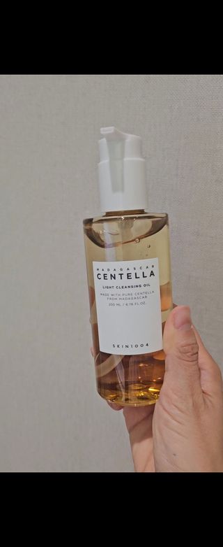 스킨1004 [SKIN1004] 마다가스카르 센텔라 라이트 클렌징 오일 200ml — 5점을 준 리뷰어가 2024년 8월 올린 사용 사진