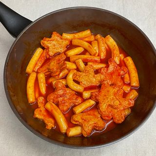 빨간키트 떡볶이 밀키트 2~3인분 매운맛 국물 떡볶이 만들기 쉬운 황금 레시피 분말 소스로 간편한 요리 — 5점을 준 리뷰어가 2021년 8월 올린 사용 사진