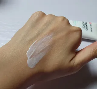 리더스코스메틱 리더스 카밍 바이오틱스 선 에센스 SPF 50+ PA++++ — 5점을 준 리뷰어가 2022년 5월 올린 사용 사진