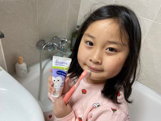 닥터데디스 안심저불소 키즈치약 (라즈베리, 청포도향 중 택 1) 60g +  여행용 미니 치약 15g — 5점을 준 리뷰어가 2022년 11월 올린 사용 사진