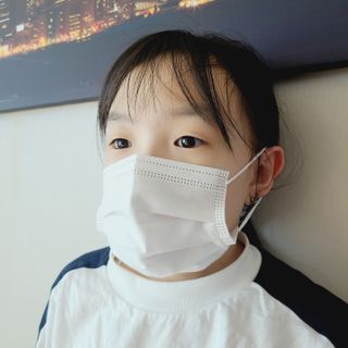 JHWORLD 스누피 마스크 정품 스누피 닥터클린 국내 아동용 성인용 3중 MB필터 일회용 덴탈마스크 50매 — 5점을 준 리뷰어가 2021년 9월 올린 사용 사진