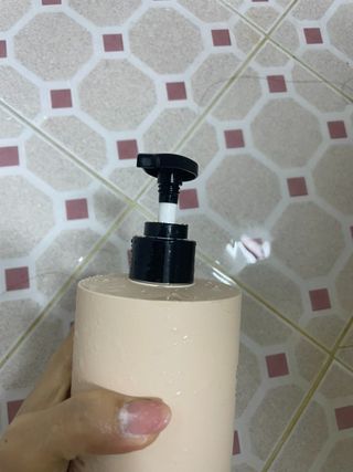 프리마인 더이상 뻣뻣하고 효과없는 탈모샴푸는 NO. 근본부터 케어하는 셀베이스 그린티샴푸(500ml) — 5점을 준 리뷰어가 2023년 1월 올린 사용 사진