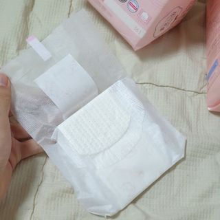 나무드 [유한킴벌리] 좋은느낌 유기농 순면 린넨블렌딩 생리대,롱라이너 중형 36매 1개 + 대형 32매 1개 — 5점을 준 리뷰어가 2021년 10월 올린 사용 사진