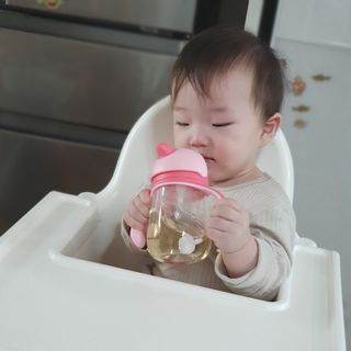 유비맘 트라이탄 코니빨대컵_컬러 랜덤 발송 — 5점을 준 리뷰어가 2021년 4월 올린 사용 사진