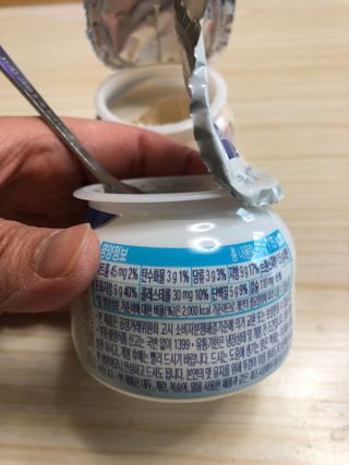 매일바이오 그릭요거트 오리지널 플레인 4개, 로스터리 커피믹스 4개 — 3점을 준 리뷰어가 2021년 12월 올린 사용 사진