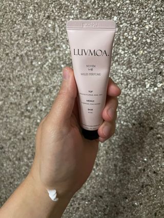 러브모아 향수 고체향수 승무원 고체향수 바르는 향수 니치향수 도손 우드세이지 앤 씨솔트 — 5점을 준 리뷰어가 2022년 12월 올린 사용 사진