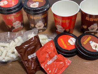 유비쿡 컵떡볶이 매운컵떡볶이2개/ 짜장컵떡볶이 2개  총 4개세트 — 5점을 준 리뷰어가 2021년 3월 올린 사용 사진