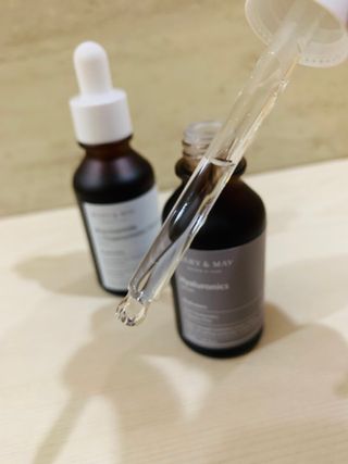마리엔메이 히알루로닉스 세럼 ,나이아신아마이드 모과 세럼, 마린콜라겐 세럼, 청귤 흰목이버섯 추출물 세럼 — 5점을 준 리뷰어가 2021년 10월 올린 사용 사진