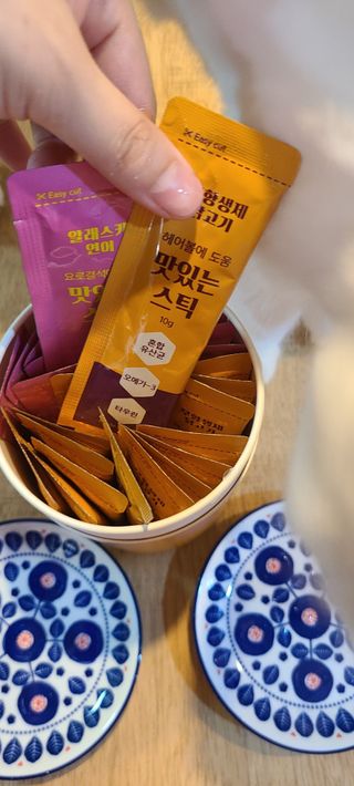 페페로니 맛있는 스틱 - 무항생제 닭고기 15개 + 알래스카 연어 15개 — 5점을 준 리뷰어가 2021년 8월 올린 사용 사진