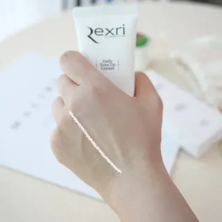 렉스리 데일리 톤업 크림 Rexri Daily Tone Up Cream — 5점을 준 리뷰어가 2022년 9월 올린 사용 사진