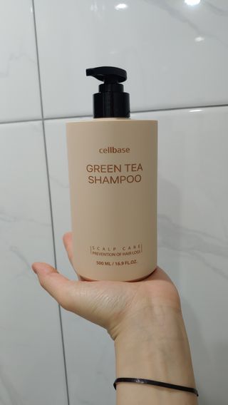 프리마인 더이상 뻣뻣하고 효과없는 탈모샴푸는 NO. 근본부터 케어하는 셀베이스 그린티샴푸(500ml) — 5점을 준 리뷰어가 2023년 4월 올린 사용 사진