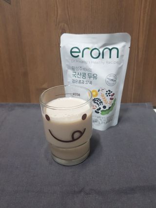 이롬 황성주 박사의 국산콩 두유 검은콩과 17곡 프리미엄 — 4.5점을 준 리뷰어가 2021년 5월 올린 사용 사진
