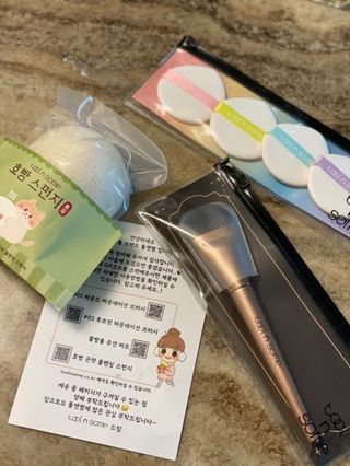 [툴앤썸] 메이크업 브러시로 바르고 호빵 스펀지로 클렌징하는 A-Z 뷰티툴 5종 — 4.5점을 준 리뷰어가 2021년 1월 올린 사용 사진