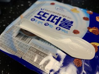 남양유업 또깍 접어 떠먹는 불가리스 2종 — 3점을 준 리뷰어가 2021년 1월 올린 사용 사진