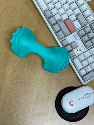 힐니스북 [힐마이넥]   거북목 통증완화를 위한 휴대용 목 안마기 — 5점을 준 리뷰어가 2022년 12월 올린 사용 사진
