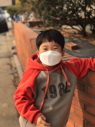 위케어 KF94 마스크 숨쉬기편한 귀안아픈마스크 국산원부자재 사용 식약처 승인 마스크 — 5점을 준 리뷰어가 2021년 2월 올린 사용 사진