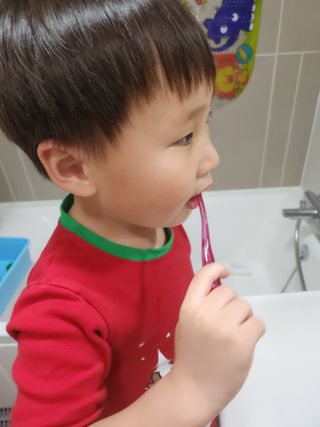 치과에서 쓰는 치약 _ 라벨제로 저불소 꼬마, 키즈, 유아, 베이비, 주니어 안전한 어린이치약 — 5점을 준 리뷰어가 2023년 2월 올린 사용 사진