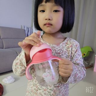 유비맘 트라이탄 코니빨대컵_컬러 랜덤 발송 — 5점을 준 리뷰어가 2021년 1월 올린 사용 사진