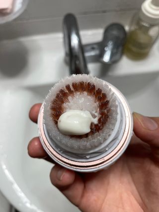 디하우트 랩 디하우트랩 클렌징 피부관리기 진동클렌저 실리콘+2종 인조모 브러시 — 5점을 준 리뷰어가 2021년 11월 올린 사용 사진