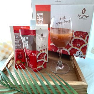 자연에온 핑크 자몽 착즙 100mL 10개입 1BOX +가 득담은 자몽 콜라겐 젤리스틱 1BOX — 5점을 준 리뷰어가 2021년 6월 올린 사용 사진