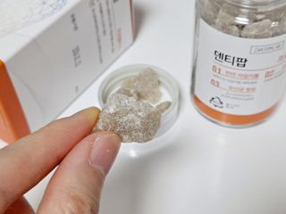 작심연구소 구취제거+충치예방+치아화이트닝 마법의 캔디 덴티팝3종(맛 랜덤 발송) — 4.5점을 준 리뷰어가 2022년 6월 올린 사용 사진