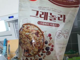 씨알푸드 씨알로 그래놀라 2종 후르츠+크랜베리 아몬드 — 5점을 준 리뷰어가 2022년 7월 올린 사용 사진