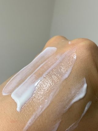 [스킨1004] 마다가스카르 센텔라 히알루-시카 워터핏 선세럼 50ml — 5점을 준 리뷰어가 2024년 6월 올린 사용 사진