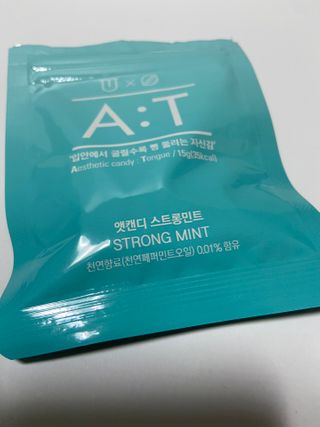 입 냄새 완화에 도움을 주는 에티켓 캔디 앳캔디 스트롱민트 — 5점을 준 리뷰어가 2021년 1월 올린 사용 사진