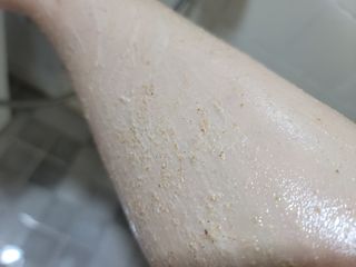 오일아리아 뉴트리 모이스처라이징 세사미 씨드 오일로션 & 데일리 디톡스 세사미 그라운즈 바디스크럽 — 5점을 준 리뷰어가 2023년 8월 올린 사용 사진
