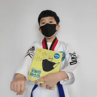 [심폐소생소] 오늘의마스크 KF94 소형 초등학생 어린이 마스크 — 5점을 준 리뷰어가 2021년 11월 올린 사용 사진