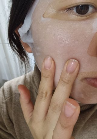 쿠피 피디알엔 연어 더마 페이셜 마스크 — 5점을 준 리뷰어가 2021년 11월 올린 사용 사진