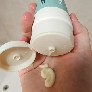 틱톡 [후르디아] 올리브영 아로마 비건 바디워시1종+바디로션1종 (그리너리) — 5점을 준 리뷰어가 2023년 1월 올린 사용 사진