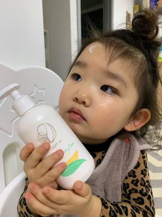 mom e 맘이 내추럴 베이비 케어 샴푸앤바스+로션 — 5점을 준 리뷰어가 2021년 1월 올린 사용 사진
