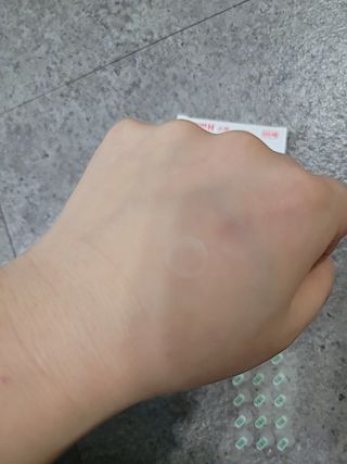 [큐어반H 스팟] 자외선 99프로 차단되는 스틱타입 스팟밴드(1팩 / 66매입) — 5점을 준 리뷰어가 2022년 12월 올린 사용 사진