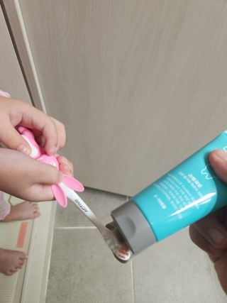 치과에서 쓰는 치약 _ 라벨제로 저불소 꼬마, 키즈, 유아, 베이비, 주니어 안전한 어린이치약 — 5점을 준 리뷰어가 2022년 12월 올린 사용 사진