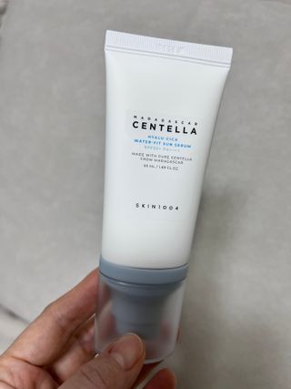 [스킨1004] 마다가스카르 센텔라 히알루-시카 워터핏 선세럼 50ml — 5점을 준 리뷰어가 2024년 5월 올린 사용 사진