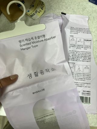[네이버 /생활공작소] 향기 제습제 옷걸이형 습기제거제 — 5점을 준 리뷰어가 2024년 8월 올린 사용 사진