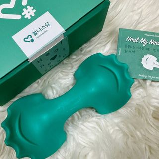 힐니스북 [힐마이넥]   거북목 통증완화를 위한 휴대용 목 안마기 — 5점을 준 리뷰어가 2022년 12월 올린 사용 사진