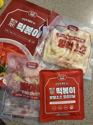 빨간키트 떡볶이 밀키트 2~3인분 매운맛 국물 떡볶이 만들기 쉬운 황금 레시피 분말 소스로 간편한 요리 — 5점을 준 리뷰어가 2021년 10월 올린 사용 사진