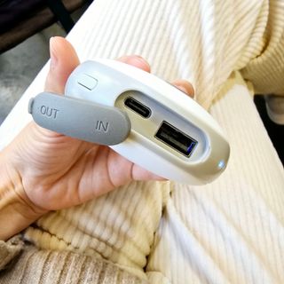 썬더월드 [썬더] 스마트 핸드워머 충전식 손난로 보조배터리 10000mAh — 5점을 준 리뷰어가 2024년 12월 올린 사용 사진