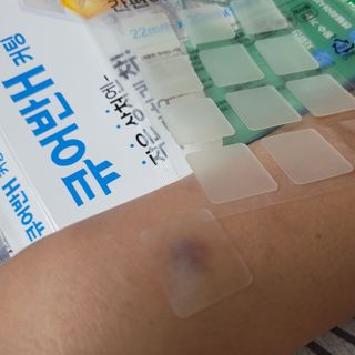 [큐어반H 커팅] 간편하게 떼서 쓰는 자외선차단 습윤밴드 (1팩/30매입) — 5점을 준 리뷰어가 2022년 11월 올린 사용 사진