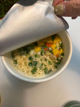 NISSIN 닛신 컵누들  4종 - 씨푸드오리지날, 씨푸드 스파이시, 씨푸드 커리, 씨푸드 XO소스 — 5점을 준 리뷰어가 2022년 4월 올린 사용 사진