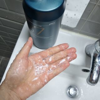 [포레스트스토리] 탈모증상완화 샴푸 1,000ml — 5점을 준 리뷰어가 2022년 3월 올린 사용 사진