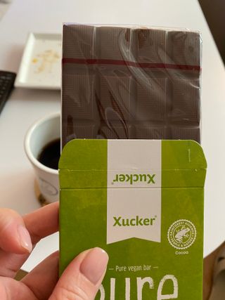 당류2g 자일리톨로 단맛을낸 슈카 퓨어비건 무설탕초콜릿 Xucker vegan 2개입 — 5점을 준 리뷰어가 2021년 4월 올린 사용 사진