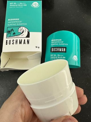 부쉬맨 워터프루프 서핑 선스틱 16g SPF50+ PA++++ — 3점을 준 리뷰어가 2023년 4월 올린 사용 사진