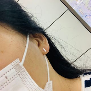 [골드앤디어]14k 미니 스틱 바 귀걸이_3color — 5점을 준 리뷰어가 2021년 6월 올린 사용 사진