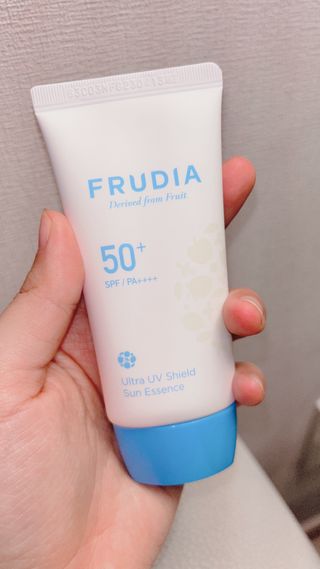 틱톡 [후르디아] 백탁NO! 화잘먹 수분광 선 에센스✨ — 5점을 준 리뷰어가 2023년 6월 올린 사용 사진