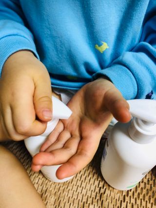 mom e 맘이 내추럴 베이비 케어 샴푸앤바스+로션 — 5점을 준 리뷰어가 2021년 1월 올린 사용 사진
