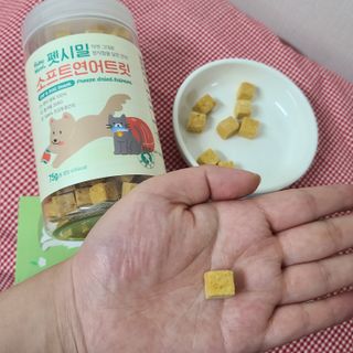 [펫시밀] 원물그대로 영양듬뿍 진공동결건조 북어트릿75g,치킨트릿100g,연어트릿75g 강아지 고양이 간식 — 5점을 준 리뷰어가 2023년 5월 올린 사용 사진