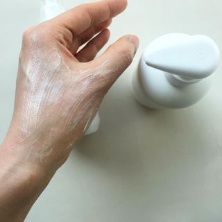 mom e 맘이 내추럴 베이비 케어 샴푸앤바스+로션 — 5점을 준 리뷰어가 2021년 1월 올린 사용 사진